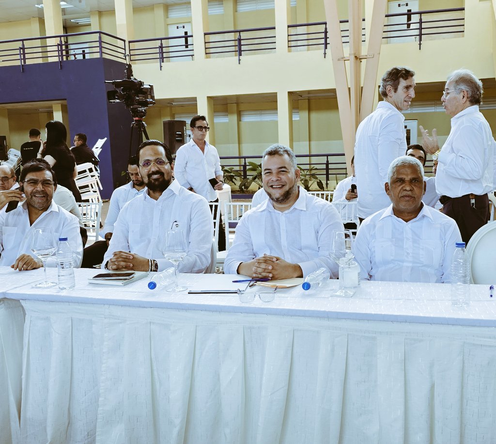 hecmiliogalvan's tweet photo. En el día de hoy estamos acompañando al Presidente @luisabinader al 49avo Consejo de Ministros celebrado en Salvaleón de Higuey, mostrando la gran obra de nuestro Gobierno a favor del Este y de todo el país.
Hacemos patria trabajando. https://t.co/LEFZ7Bc4i0