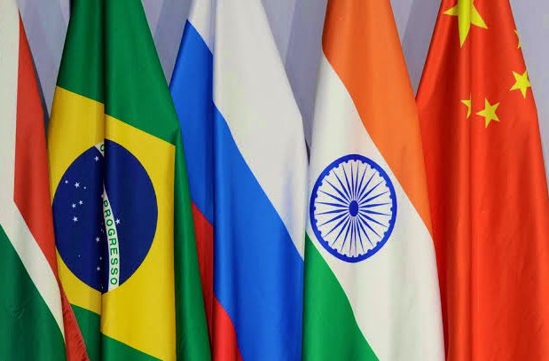 NewsLiberdade's tweet photo. 🚨URGENTE - Trump acaba de anunciar tarifa de 100% sobre qualquer país que crie ou promova uma substituição para o dólar americano!

“A ideia de que os países BRICS estão tentando se afastar do dólar enquanto nós ficamos parados assistindo ACABOU” https://t.co/3iix6JGvi1