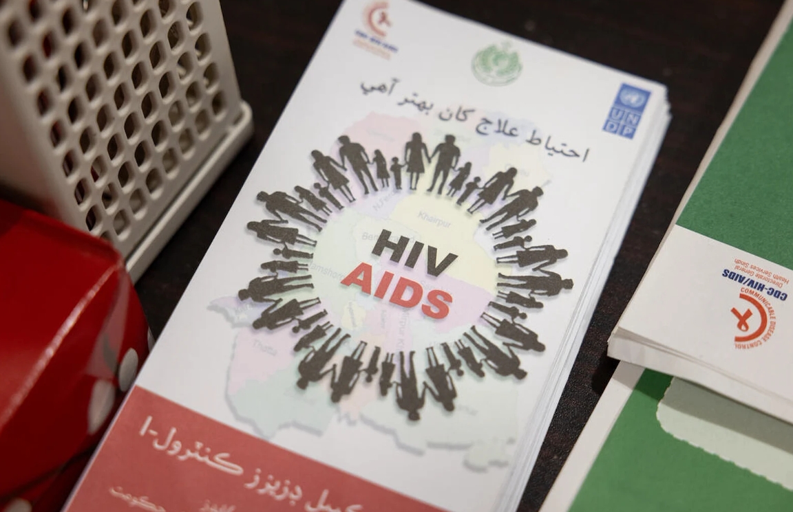 Las barreras sociales, culturales y jurídicas siguen limitando el acceso a los servicios relacionados con el VIH. Estos desafíos son particularmente agudos para las personas en mayor situación de vulnerabilidad, y son quienes se están quedando más atrás en el