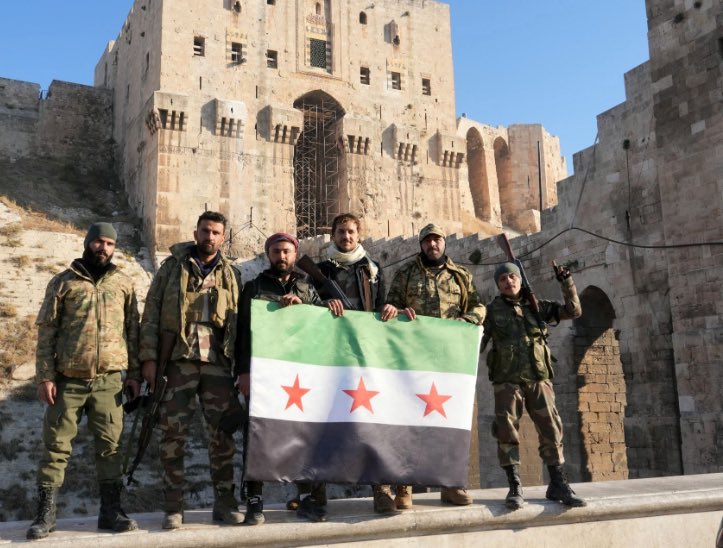 Pendant ce temps en #Syrie #Alep vient d’être prise par l’Armée Syrienne Libre alliée aux islamistes soutenus par l’Occident et la Turquie.

L’Occident va finir par obtenir ce qu’il voulait, faire de la Syrie un état islamiste sous couvert d’y apporter la « démocratie ».

La