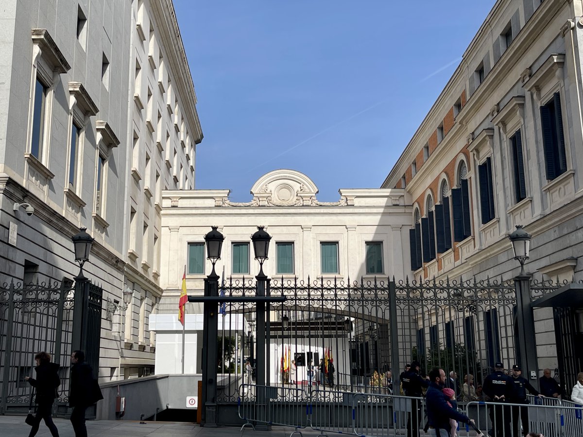 ArteEnMadrid's tweet photo. El pasadizo volado que se abrió para unir el antiguo edificio del Congreso y el nuevo. Otra visión diferente. https://t.co/Bk5D9K6L6C
