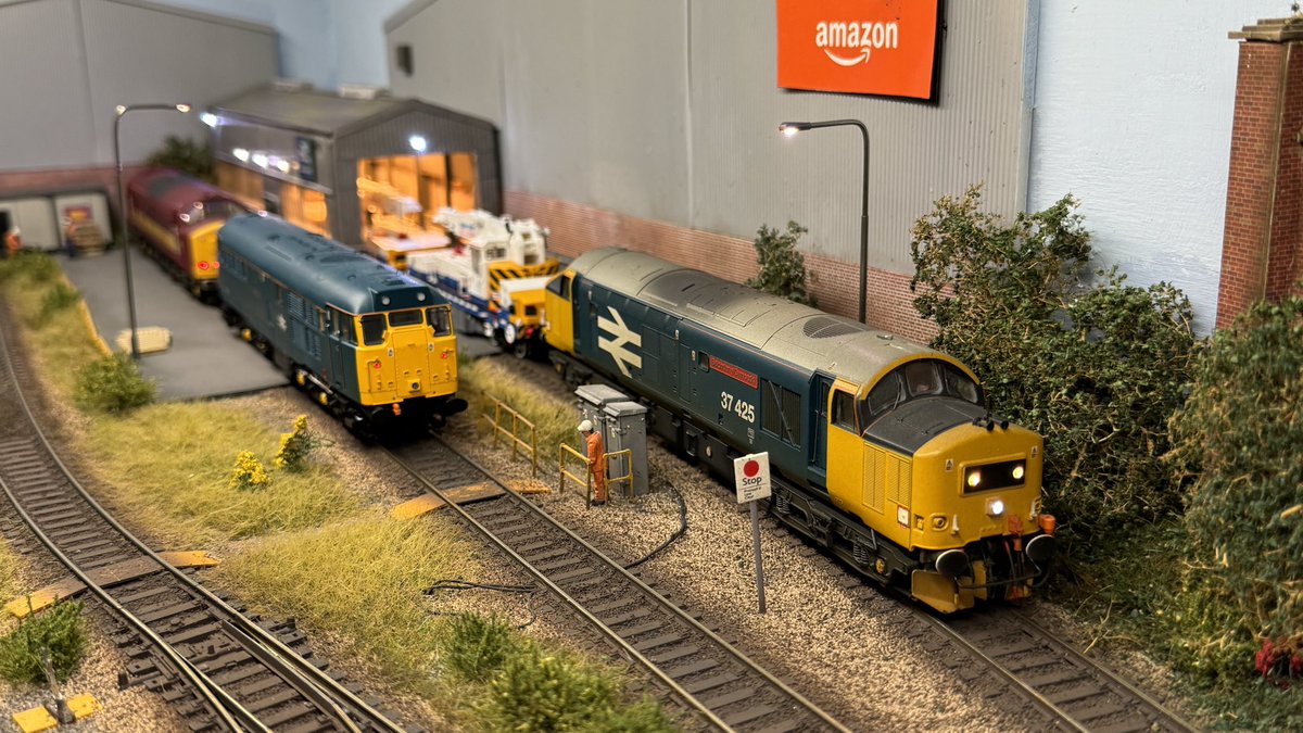 Dale_LaneOps's tweet photo. Just a small update of things at Talbot Lane TMD:-
37402, 37422 &amp; 37409 all on shed, 20310/20311 stabled with ZZA ploughs
37425 with a trio of cranes
31128 &amp; 37422 stabled
33025/33030 stabled
56049 arrives onto shed.

#TMRGUK https://t.co/bIzIdfrAtR