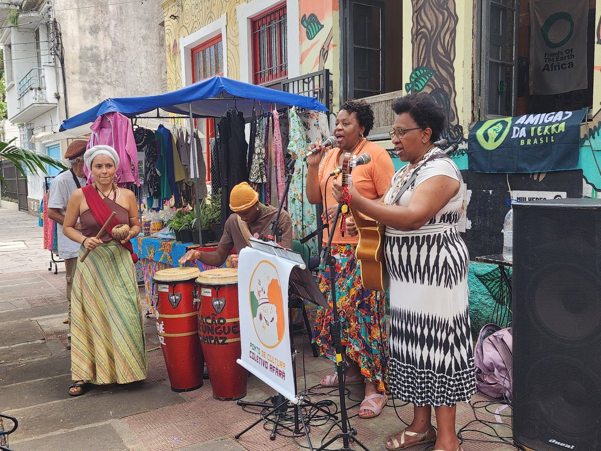 Se está llevando a cabo una nueva edición de la Feria Frutos da Resistência en Porto Alegre 🇧🇷 como mecanismo de encuentro e intercambio de saberes.

El objetivo es difundir la agroecología y la economía solidaria, compartiendo aromas, sabores, cultura y lucha ✊️