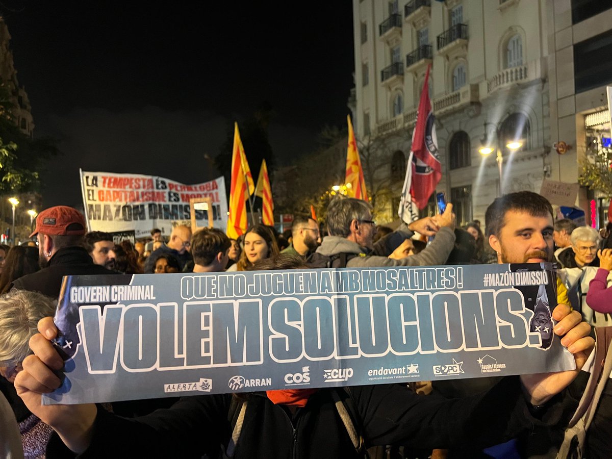 Endavant_OSAN's tweet photo. #MazónDimissió |  València torna a desbordar d'indignació contra este govern criminal 

Necessitem canviar el sistema si  no volem que es torne a repetir. 

Som el poble organitzat i aquesta és la nostra hora! 🔥 https://t.co/jKm7ruYqTD