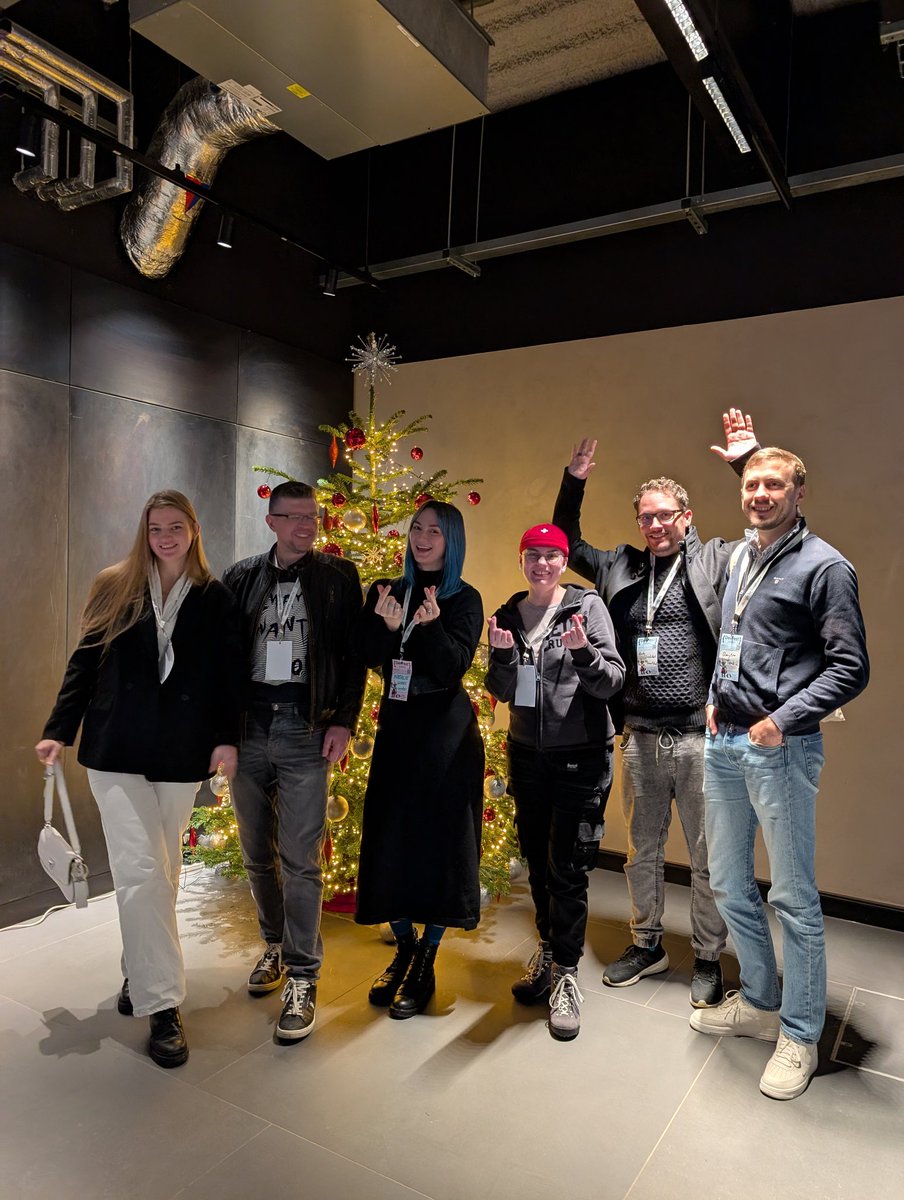 A very fun day at #DevFestScotland 🫰 Thank you <a href="/cleyrauc/">Cleyra 👩🏻‍💻 {She/Her}</a> <a href="/hitRECordJoe/">Joseph Gordon-Levitt</a> <a href="/pattyneta/">Patty O'Callaghan</a> and the rest of GDG #Glasgow for the wonderful #DevFest! Lovely meeting so many people - and a big group of Ukrainians 🇺🇦 Lots of laughs, and a Christmas episode of #ChatGDG with <a href="/StefanoLePera/">Stefano Le Pera</a> ✨