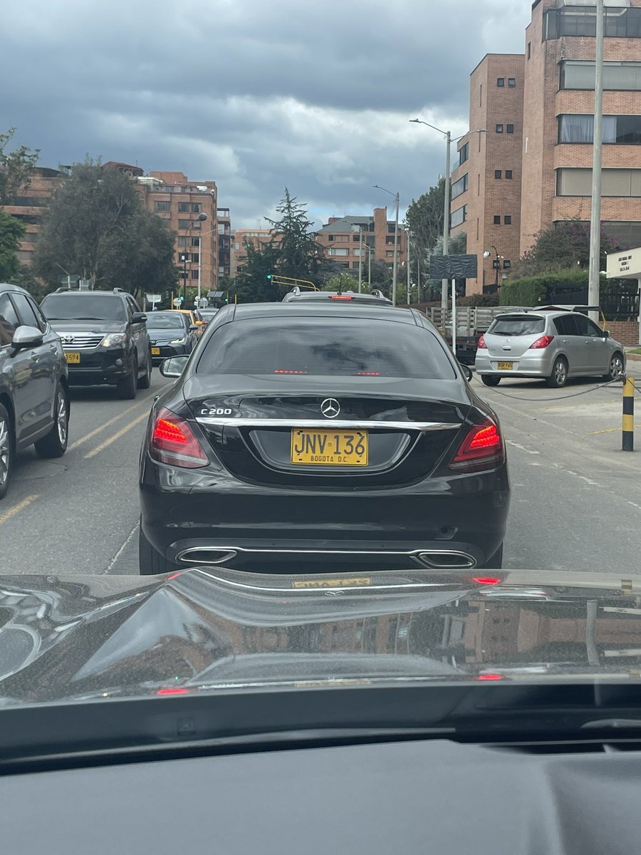 El dueño de este vehículo acaba de golpear a uno de los trabajadores que apoya el control del tráfico a la salida de <a href="/UnicentroBogota/">Unicentro Bogotá</a>. Cuando el trabajador le alegó, se bajo del carro y lo amenazó apuntándole con un arma de fuego. <a href="/PoliciaBogota/">Policía Metropolitana de Bogotá</a> <a href="/SeguridadBOG/">Secretaría de Seguridad BOG</a> <a href="/ClaudiaDiazAco1/">Claudia Díaz Acosta</a>