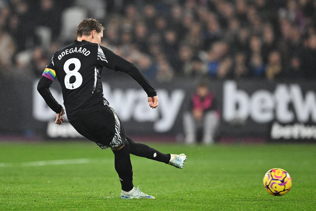 IDGoonerscom's tweet photo. HT: West Ham 2-5 Arsenal. 

What a first half….. ngga nyangka Arsenal bikin 4 gol dalam 35 menit, lebih ngga nyangka lagi West Ham balas 2 gol dalam waktu dekat. Untungnya Arsenal nambah 1 gol lagi sebelum HT. GOONERS YANG NGGA NONTON MATCH INI RUGI! https://t.co/Sm8Mo5Nsj6