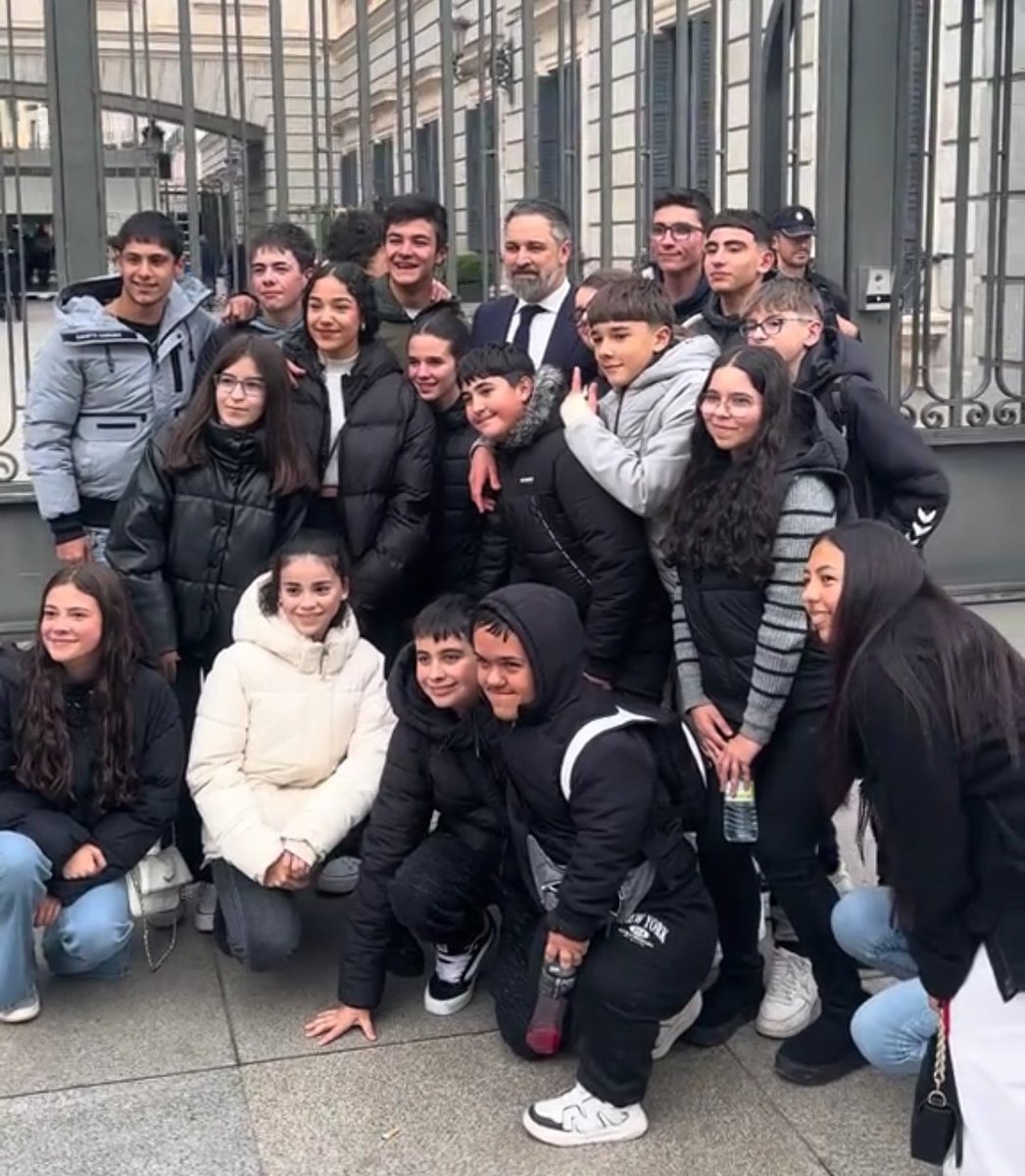 VOXpEspana's tweet photo. Como sabemos que este tipo de fotos no le gustan nada a la izquierda, las seguimos publicando. 🤭

Toda la JUVENTUD junto a @Santi_ABASCAL. 🫡🇪🇸 https://t.co/TGxLx4dZnW