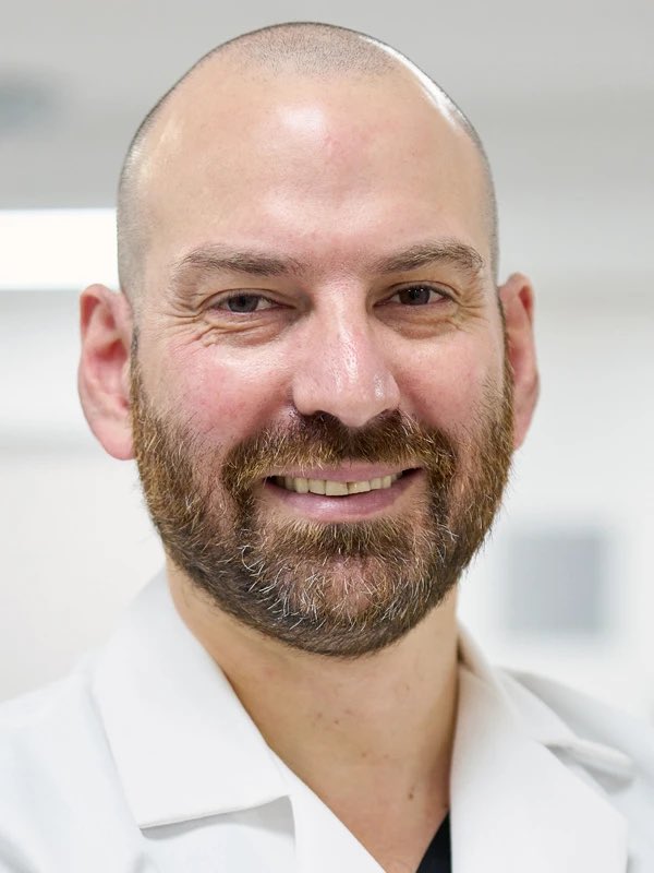 RWittenbrink's tweet photo. „Lockdowns haben Leben gerettet. Hätten wir früher Lockdowns verhängt, wäre vielen meiner Kollegen das wiederholte Trauma erspart geblieben, einen Patienten nach dem anderen zu verlieren, vielen meiner Kollegen wäre das schreckliche #LongCOVID erspart geblieben, …
#COVID19 https://t.co/IclNVfM7CJ