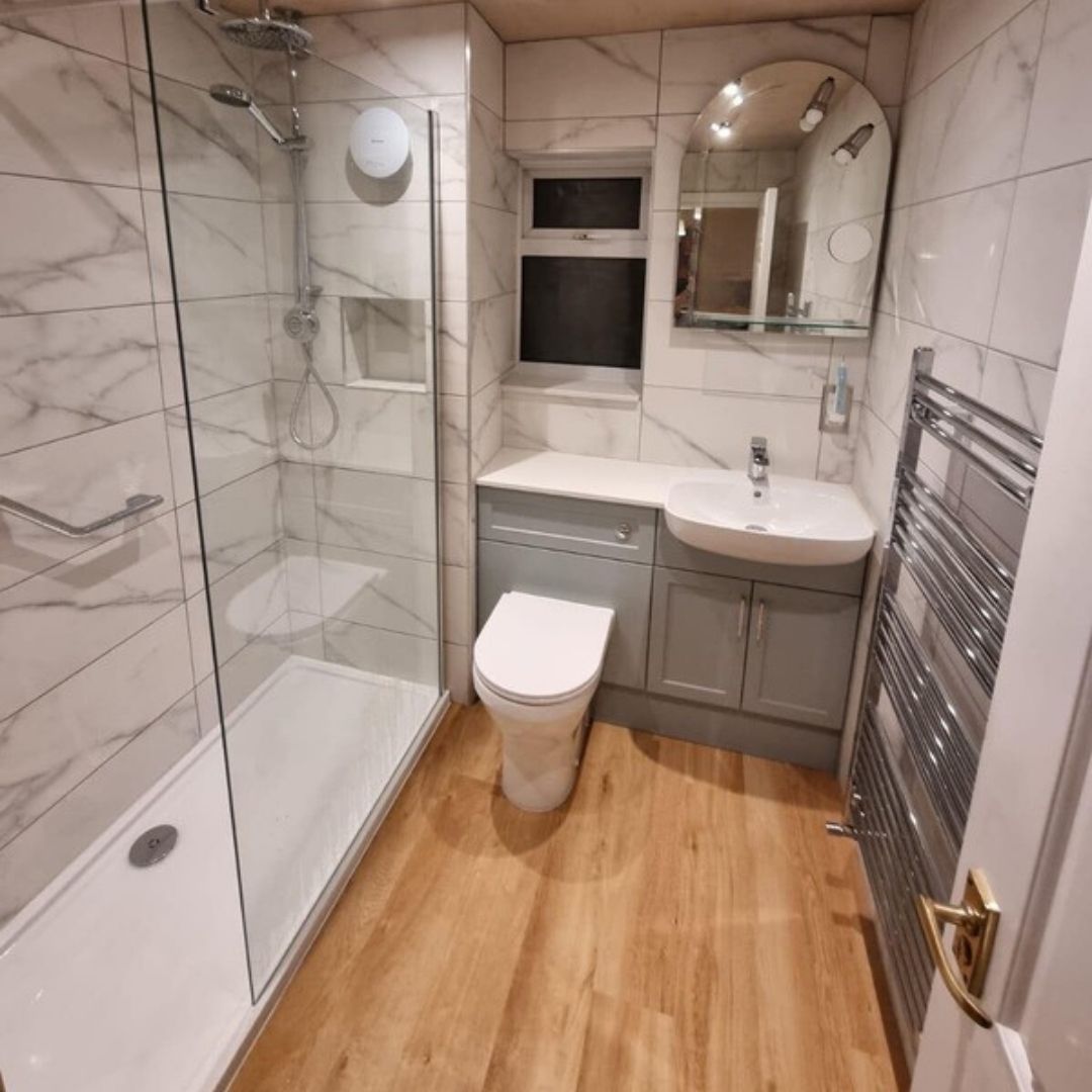 TinaRiley20's tweet photo. After installing the original bathroom 20 years ago, we were thrilled to return and bring the owners' vision to life once more. This time, they opted for a fresh, modern look. The result? A stunning bathroom featuring elegant marble tiles and warm French oak flooring. https://t.co/80UsxXOv6c