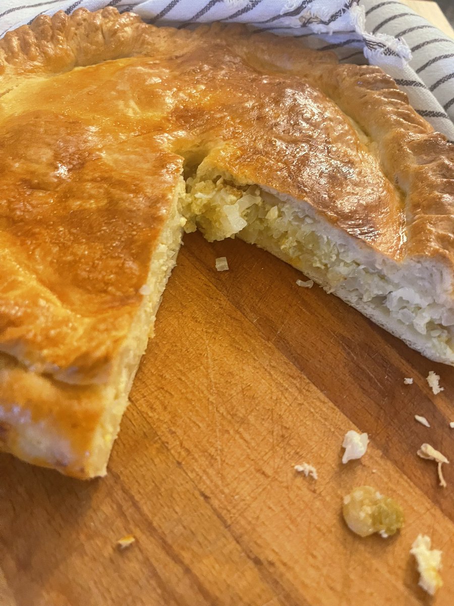 И еще, я испекла сегодня вкуснейшие пироги. Губадию 3-ий раз в жизни, капустный пирог 1-ый в жизни, я превращаюсь в бабушку, пироги вкуснейшие.