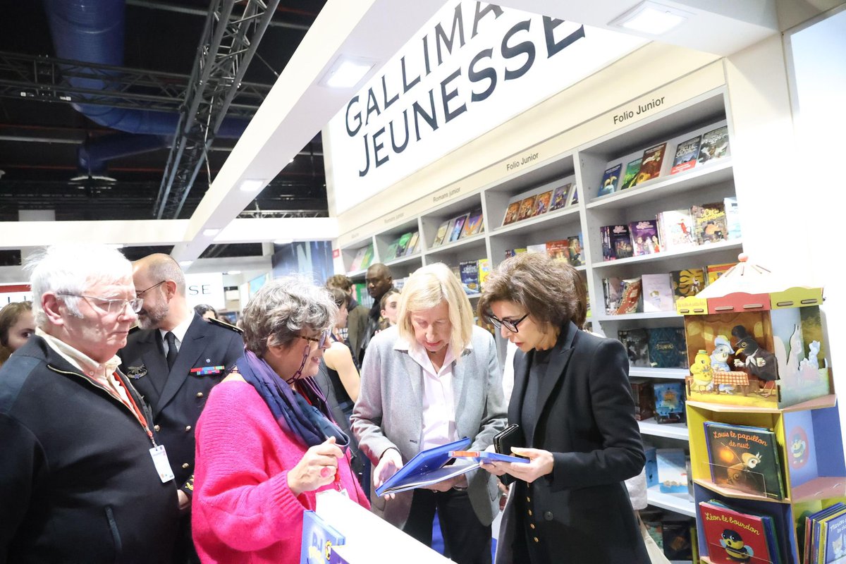 📚Cet après-midi au Salon <a href="/SLPJ93/">Salon du livre et de la presse jeunesse</a> du livre et de la presse jeunesse de Montreuil, en Seine-Saint-Denis. Durant 6 jours, près de 200 000 visiteurs iront à la rencontre d’auteurs et d’éditeurs jeunesse. Une belle mobilisation en faveur de la lecture dès la petite enfance qui fête
