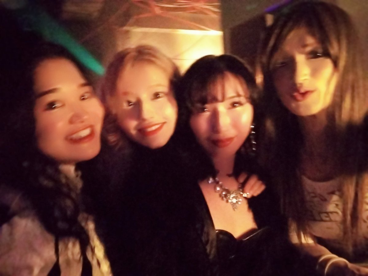 noramihatoriaya's tweet photo. 新宿3丁目に移動してきました。。
楽しい♪
#DISCODEVIL https://t.co/FBvjbfh8mr