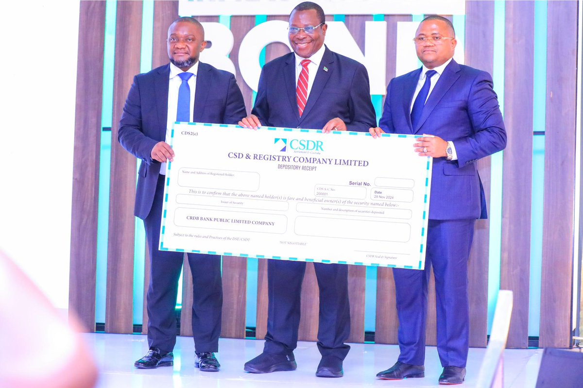 tamisemi_tz's tweet photo. HATI FUNGANI YA MIUNDOMBINU YA BARABARA YALETA NEEMA KWA MAKANDARASI WAZAWA.
#Yaja kukabiliana na changamoto ya kifedha kwa Makandarasi wazawa nchini.
Waziri wa nchi, Ofisi ya Rais - TAMISEMI Mhe. Mohamed Mchengerwa amesema kuwa lengo kuu la kuanzishwa Hatifungani ya Miundombinu ya Barabara za Wilaya (Samia Infrastructure Bond) ni kuwasaidia Makandarasi wazawa kukabiliana na changamoto ya kifedha wanazokutana nazo na kuwawezesha kushiriki katika Miradi mikubwa ya Miundombinu ya Barabara.
Kauli hiyo ameitoa wakati wa hafla ya uzinduzi wa Hatifungani ya Miundombinu ya Barabara za Wilaya (Samia Infrastructure Bond) uzinduzi uliofanywa na Makamu wa Rais, Mhe. Dkt. Philip Mpango katika Ukumbi wa Mlimani City jijini Dar es Salaam.
Mhe. Mchengerwa amesema kuwa wakati alipoteuliwa na Mhe. Rais kushika wadhifa wa Waziri wa Nchi, Ofisi ya Rais - TAMISEMI na kusimamia eneo la TARURA aliona baadhi ya mambo hayakuwa yakienda vizuri akitolea mfano wa baadhi ya Miradi yenye thamani ya bilioni tano hadi kumi kushuhudiwa kufanywa na wakandarasi kutoka nje ya nchi kazi ambazo zingeweza kutekelezwa na Makandarasi wazawa.
"Mimi na timu yangu tukaona tufanye utafiti ni namna gani tunaweza kuwanyanyua wakandarasi wazawa na wao washiriki moja kwa moja katika utekelezaji wa Miradi mbalimbali ambayo inaweza kuleta manufaa makubwa Kwa Taifa letu" Alibainisha Mhe. Mchengerwa
Mhe. Mchengerwa ameendelea kufafanua kwa kueleza kuwa huo ni utaratibu wa kifedha ambao utatoa fursa kwa Makandarasi wazawa kupata fedha za kutosha ambazo zitawezesha kutekeleza miradi kwa ufanisi na kulipwa kwa wakati kulingana na matakwa ya mikataba ya kazi wanazofanya Ili kuimarisha ustawi wa Makandarasi na ustawi wa uchumi wa Taifa letu Kwa njia endelevu.
"Mhe. Makamu wa Rais, Hatifungani hii inaishi falsafa ya aliyosema Mahtama Gandhi kuwa ‘Maendeleo ya kweli ya Jamii hupimwa kwa jinsi yanavyoboresha maisha ya watu"
" Leo ni siku muhimu sana katika historia ya Taifa letu kwani tukio la leo linaleta faraja kwa Watanzania wengi hasa Makandarasi." Aliongeza Mhe.Mchengerwa
" Hatifungani hii ni sehemu makini katika juhudi za kuhimarisha miundombinu yetu hasa barabara za Wilaya zinazosimamiwa na TARURA chini ya Ofisi ya Rais - TAMISEMI ambazo ni nguzo muhimu za maendeleo ya Taifa letu". Amesema
Amesema Serikali imekuwa ikifanya juhudi kubwa za kutatua changamoto za miundombinu hasa kupitia Makandarasi wazawa na hatua hii ya uzinduzi ni ishara ya mafanikio ya juhudi za utekelezaji wa maelekezo ya kutatua kero mbalimbali wanazokabiliwa Makandarasi
Akizungumza kwa niaba ya Waziri wa Ujenzi, Naibu Waziri, Wizara ya Ujenzi Mhe. Mhandisi Godfrey Kasekanya amesema kuwa wao kama Wizara ya Ujenzi yenye dhamana ya ujenzi wanatambua changamoto kubwa ya mtaji ambayo wakandarasi wazawa wanakutana nayo katika kutekeleza miradi mbalimbali ya Serikali iwe ni miradi iliyo chini ya TARURA au TANROADS na kusisitiza kuwa uzinduzi wa hatifungani hii ya ‘Samia Infrastucture Bond’ ni sehemu ya juhudi za kutatua changamoto hizi na utasaidia sana wenzetu wa TARURA katika kukamilisha miradi kwa wakati.
"Tukiwa wadau wenza katika sekta hii ya miundombinu, hatuna budi kufurahia mafanikio haya tukiamini kuwa tunahitaji TARURA na TANROADS zenye ufanisi kwa ajili ya maendeleo endelevu ya sekta ya miundombinu".Mhe. Kasekanya.