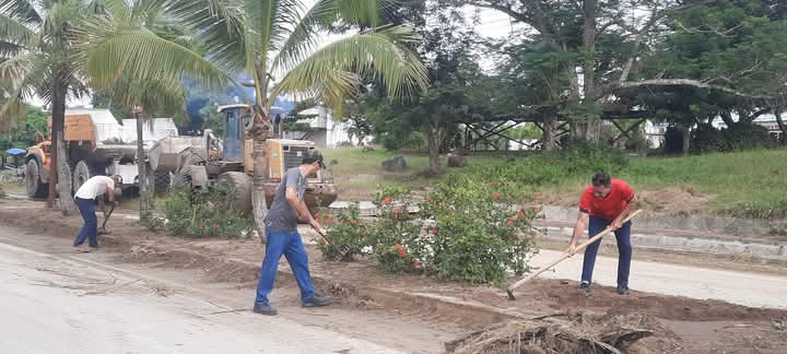 ✊ <a href="/AcinoxT/">Acinox Las Tunas</a> posee hombres y mujeres con voluntad de acero que hoy protagonizaron #TareaDeGrandes
📢 En saludo al triunfo de la Revolución, hoy trabajaron en la limpieza de la avenida, alrededores de la Industria e higienización de vertederos.
#ConLaFuerzaDeLaUnidad