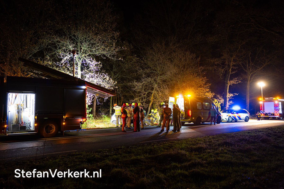 Automobilist gewond bij aanrijding met boom