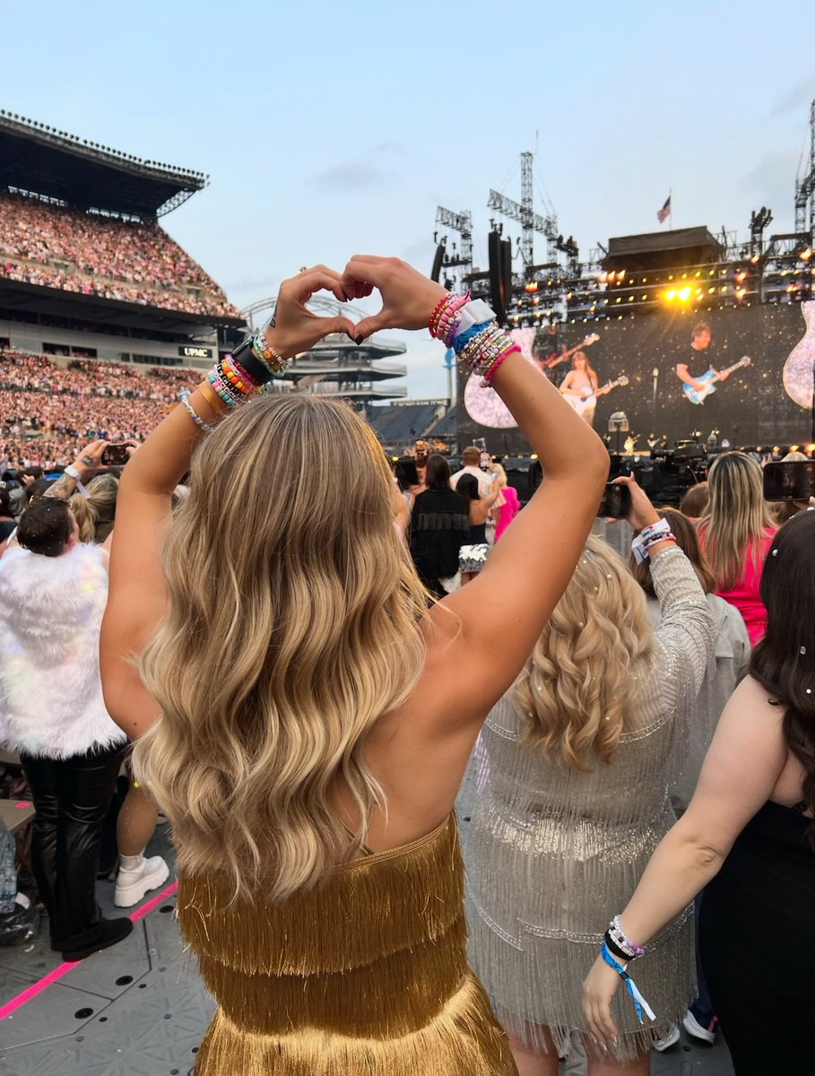 beckharhai13's tweet image. if you could have any photo of yours featured in the eras book, which would you choose? 

i’ll go first 🥲🫶🏻