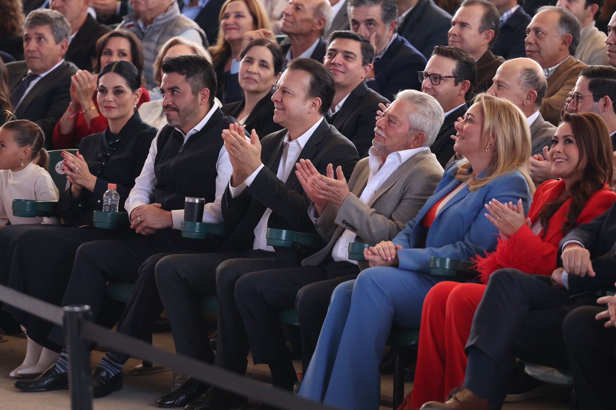 Con mucho gusto asistí al informe de mi amigo y vecino, el gobernador <a href="/manolojim/">Manolo Jiménez Salinas</a>, donde presentó grandes avances en desarrollo y bienestar para Coahuila. 💪

¡Enhorabuena por este paso firme hacia un futuro próspero para las familias coahuilenses! 👏