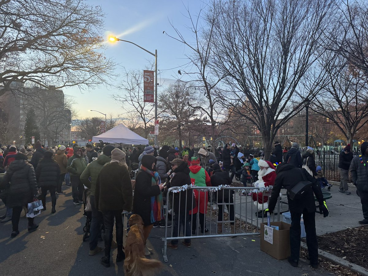 NYPD78Pct's tweet image. Christmas season is here 🎄🎅🏼🧑🏼‍🎄🤶🏼Thank you @parkslope5thave for once again hosting the Christmas tree lighting on 5th Avenue for the 15th year. Hope everyone has a happy and safe holiday season. @NYPDBklynSouth