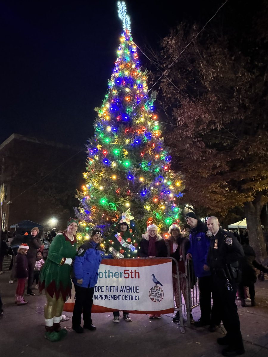 NYPD78Pct's tweet image. Christmas season is here 🎄🎅🏼🧑🏼‍🎄🤶🏼Thank you @parkslope5thave for once again hosting the Christmas tree lighting on 5th Avenue for the 15th year. Hope everyone has a happy and safe holiday season. @NYPDBklynSouth