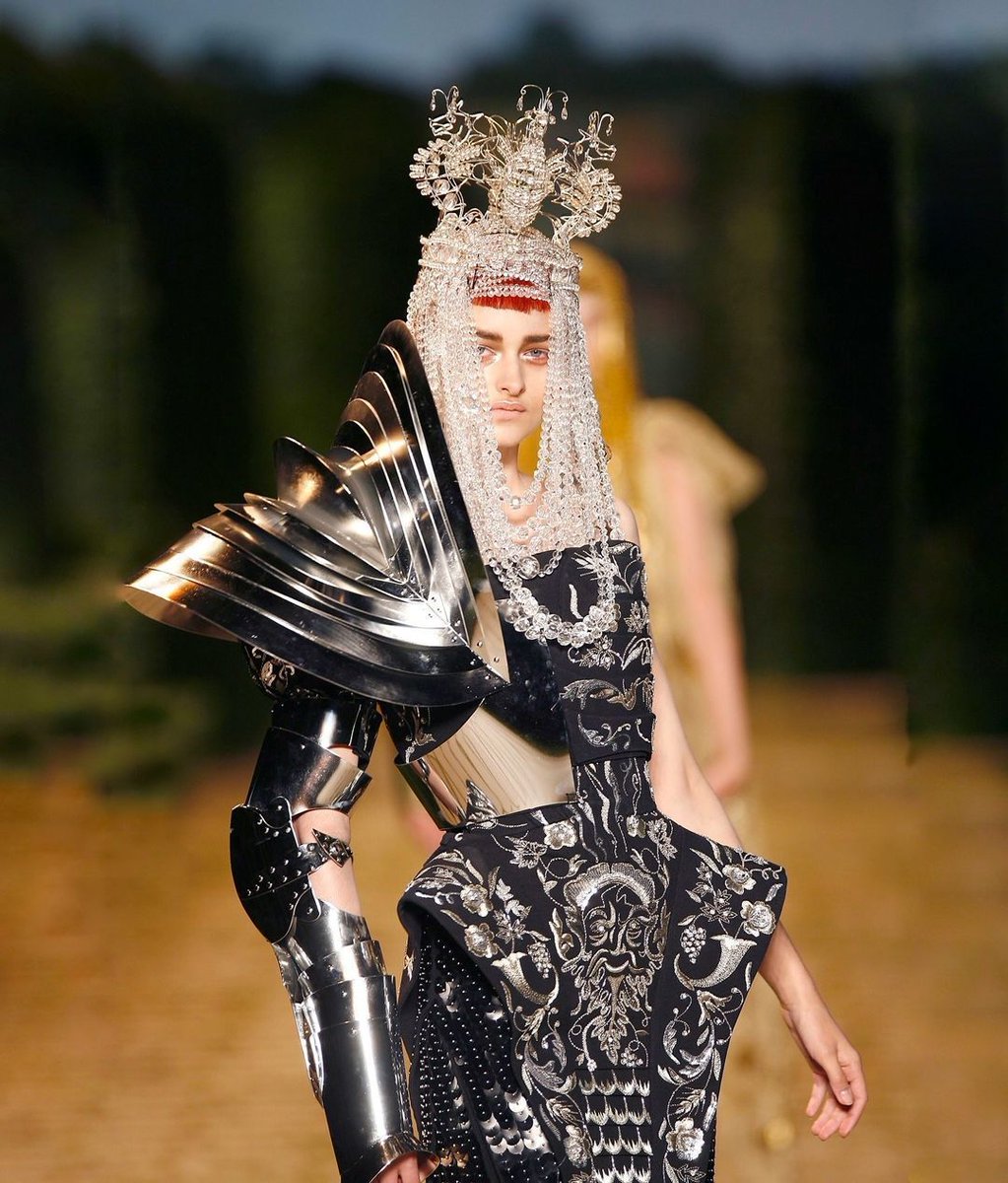 BeautifulBzarre's tweet image. The aesthetics of an empress. Breathtaking. 
Christian Dior @dior by John Galliano @jgalliano FW 2006 Couture via @stargirl.interloode

#beautifulbizarre #couture #galliano #dior #fashionlovers #runway #hautecouture #johngalliano #couturefashion #fashiondesigner #wearableart
