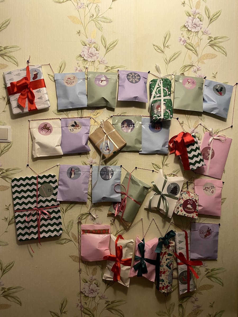 Uztaisīju mammai Adventes kalendāru🎄
Izrādījās, ka pielikt to pie sienas aizņem vairāk enerģijas un prātā, nekā izdomāt saturu :)