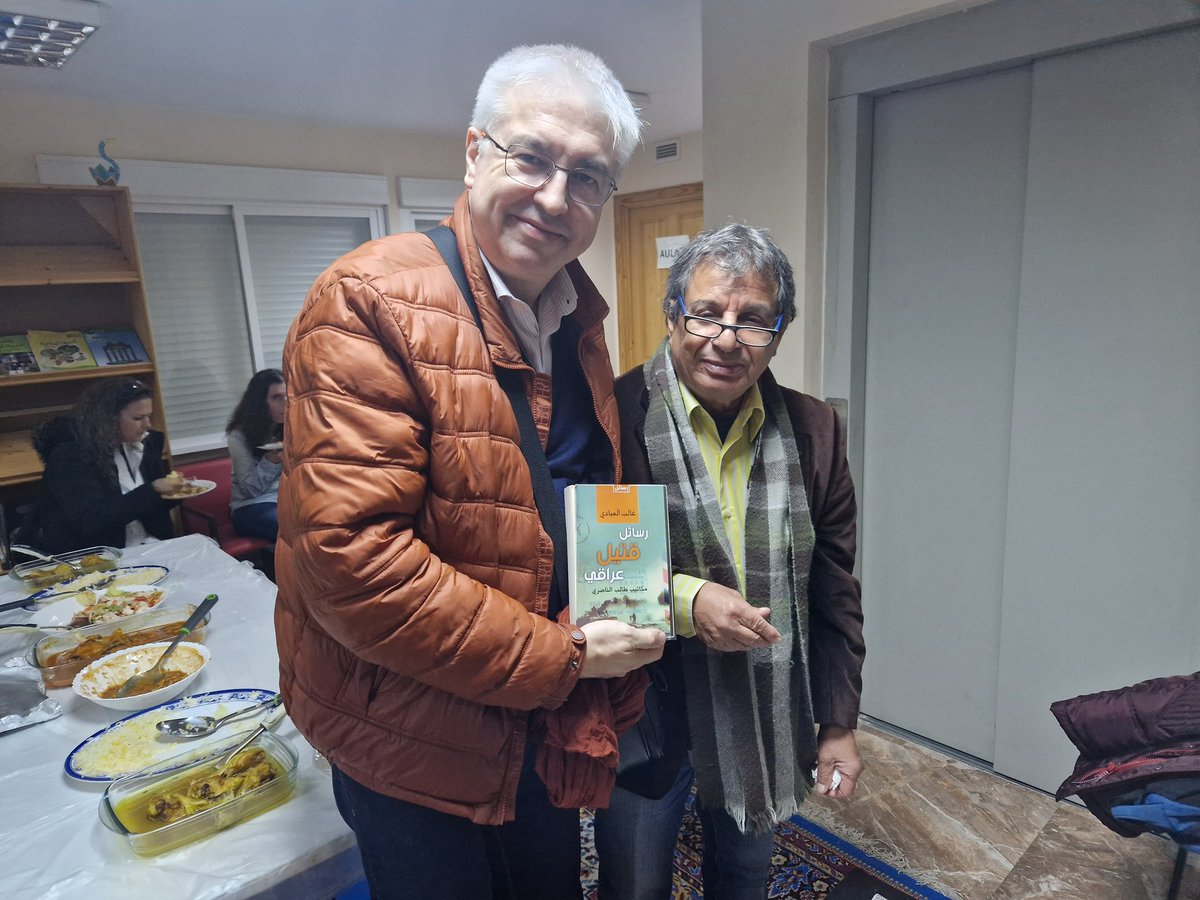 raulrgil's tweet photo. En la presentación del libro de de mi maestro en los idiomas y amigo Víctor Ghaleb al-Abadi. Hablandonos de sus cartas con su primo y sirviendo de testimonio de los duros años en las guerras e invasiones de Irak. https://t.co/5QGN7kg03U