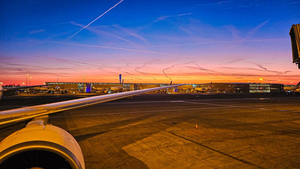 Nice sunrise when I landed back in CDG 😤