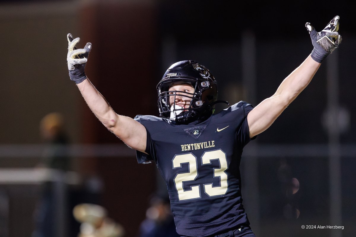 36-34, <a href="/BvilleFB/">Bentonville Football</a>  beats Conway on a field goal with one second to play, and advances to the state championship game. Start to finish, the greatest high school football game I've ever seen.  #TigerDNA

Relive the moments at tinyurl.com/Nov29-Conway-B…