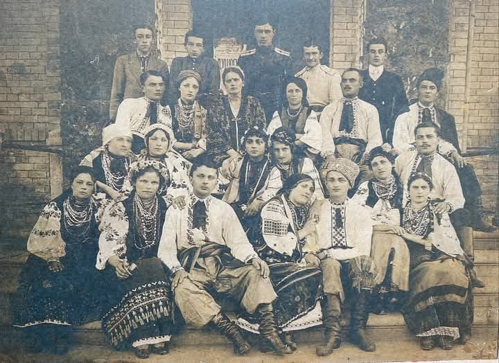 ylyana90's tweet photo. 💞1914 рік, аматорський драматичний гурток, м. Козелець, Чернігівщина. https://t.co/S3PpxF5ZRv