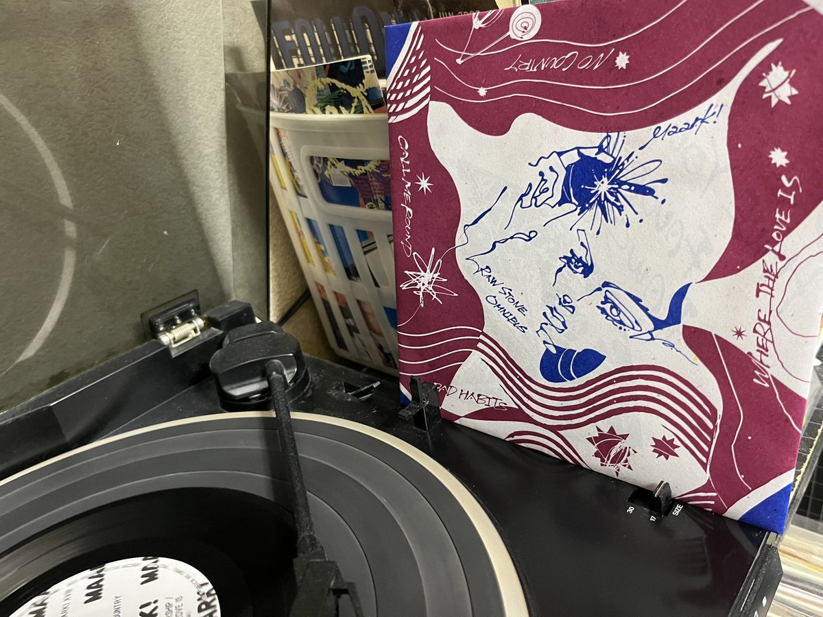 drmneon's tweet photo. 先日無くしたレコード、とりあえず出てくるの待ってたら7インチ手に入らなそうなので即再び注文、そして届きました
好きなバンドばかりだけど中でも
ALDER SONUD凄いな!と‥
買えてよかった
#RAWSTONEOMNIBUS
#MaarkRecords
#hazysourcherry
#arcadianstarship
#aldersound
#lipstick https://t.co/QJo3gHA58n