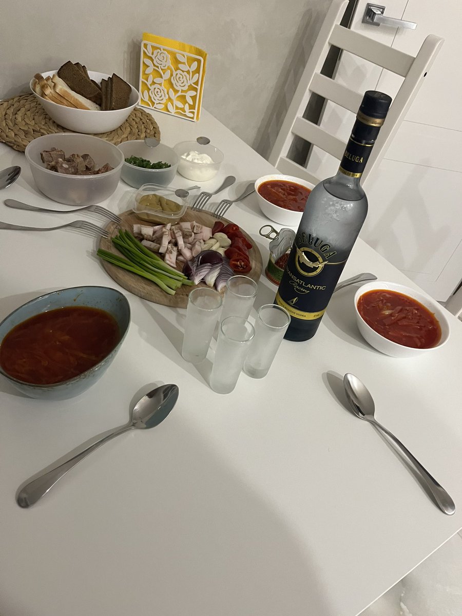 YaLobov's tweet photo. Чтоб вот котлет накрутить с пюрешкой, да как хреновухи дербалызнуть. Или под бутерброд со шпротой, Рижской на гренке, под клюквенную. А кусок рыбы под совиньон? А борщец на коровьих рёбрах под стопарик-другой? https://t.co/2RO1gI4XdS