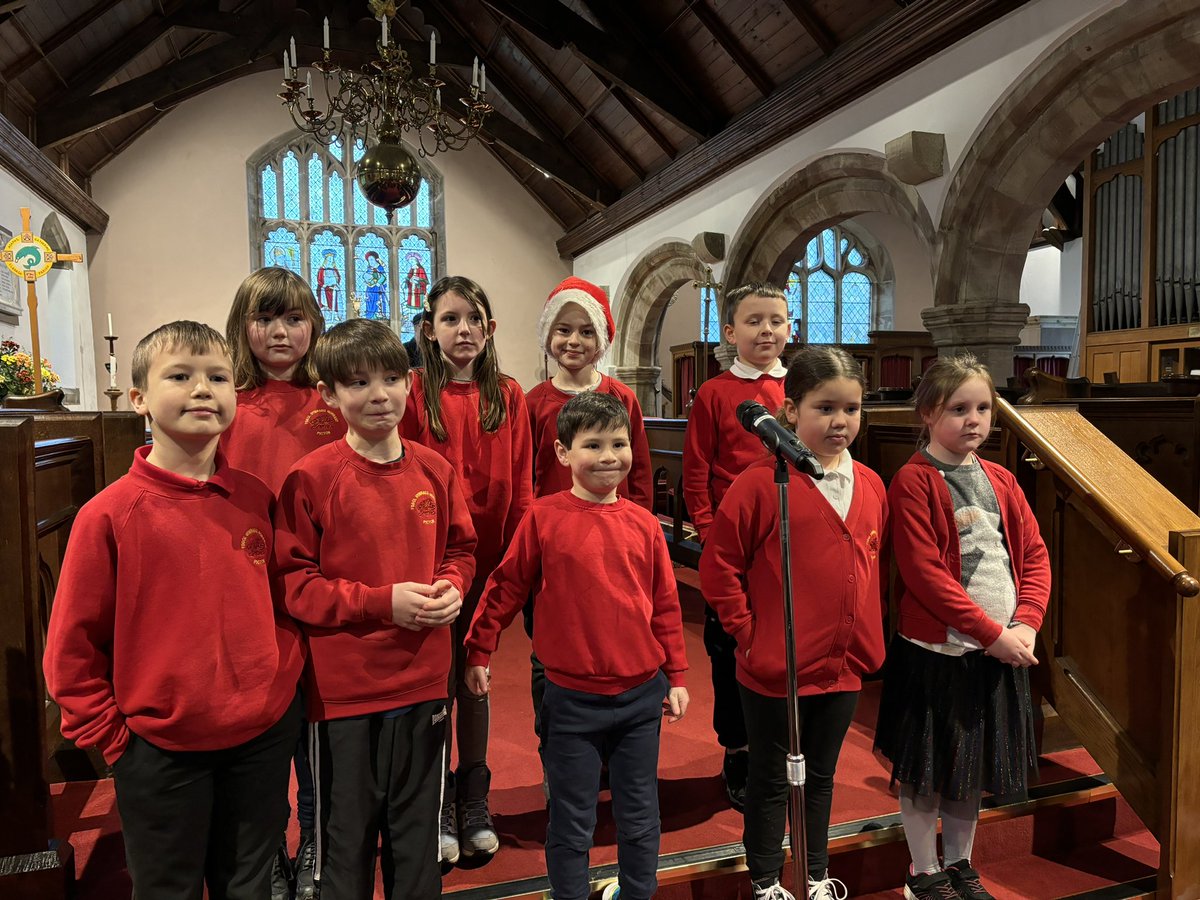 Prynhawn o ganu yn ffair Nadolig Eglwys Llanasa . Da iawn chi blant.