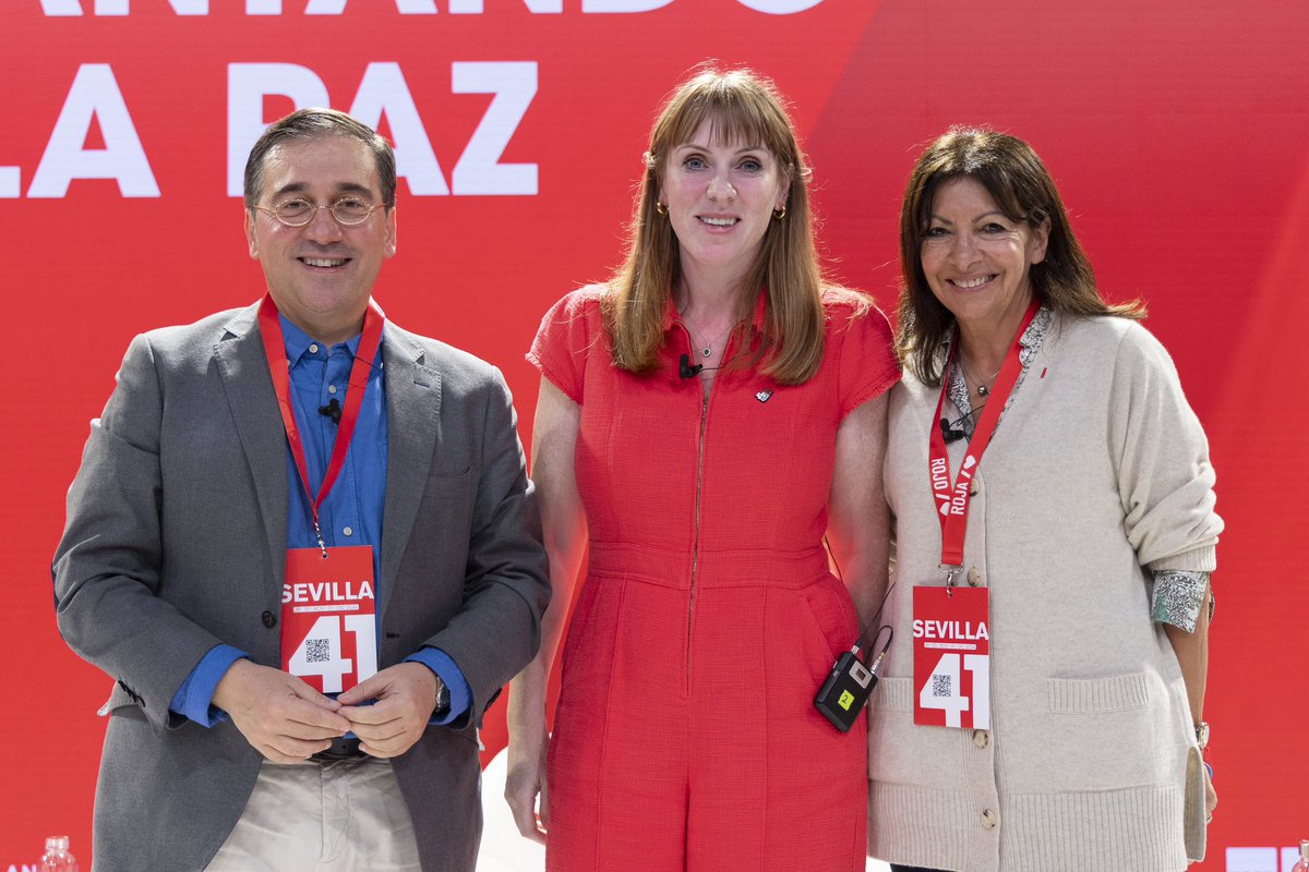 jmalbares's tweet photo. Gran conversación sobre socialdemocracia y paz en #41CongresoPSOE con dos mujeres referentes en Europa, la alcaldesa de París @Anne_Hidalgo y la vicepresidenta de Reino Unido @AngelaRayner. Juntos construimos sociedades más igualitarias, cohesionadas y justas. https://t.co/3MwGBv1NTM
