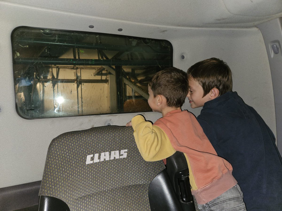 Derniers jours de moisson 🤞🏻🌽🌽🤞🏻! Toujours autant de passion pour les enfants  🚜. 
#ontournevite2024 😰#onseprojetteen2025 
<a href="/Fragritwittos/">FranceAgritwittos♥️</a>