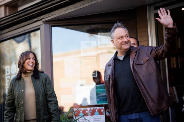 .<a href="/VP/">Vice President JD Vance</a> Harris and @SecondGentleman Doug Emhoff visited Bold Fork Books during Small Business Saturday. 📚😊

📸: Ting Shen