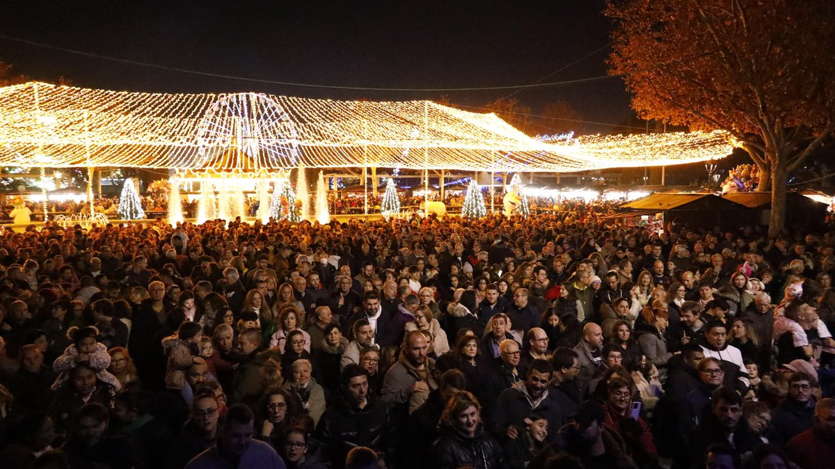_manubautis's tweet photo. 🎄 ¡La Navidad ha llegado a Móstoles!

El encendido de la galería, un espectáculo mágico de luces, Navipark Madrid y el concierto de Gisela han sido los grandes protagonistas de la tarde.

Ahora sí. Móstoles, esta es la Navidad que mereces.

#MóstolesTuNavidad https://t.co/P0IE1sLUQE