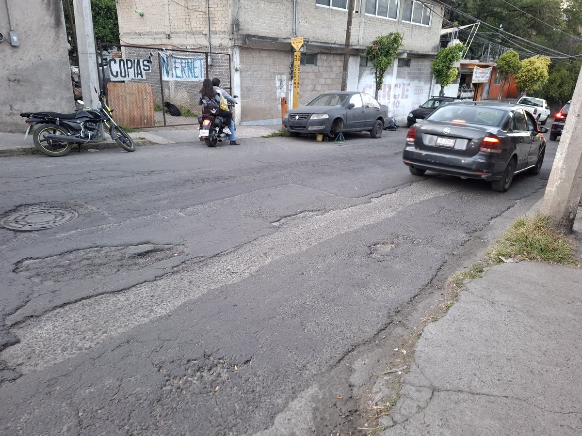 danielTFH's tweet photo. Vecinos de la @XochimilcoAl denuncian que desde septiembre transitan entre baches. En la calle Camino Real a San Mateo, col. San Lucas Xochimanca hay aprox. 10 de ellos, en donde pasan sobre ellos camiones de transporte público y de carga. 
@UCS_GCDMX @LaSEMOVI @GobCDMX https://t.co/3ndrDpbKQG