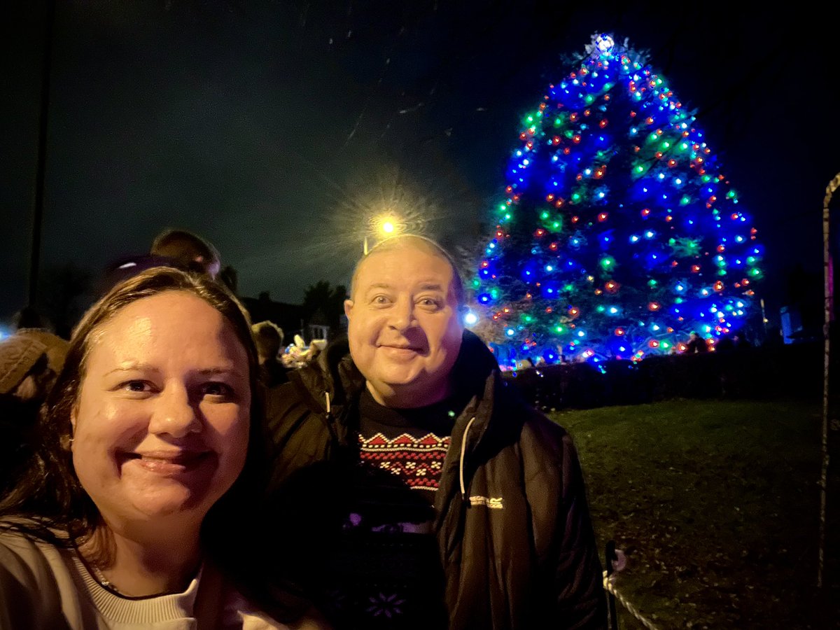 NatCBrooks's tweet photo. Lovely afternoon out for the annual Bournville Christmas Tree switch on 🥰🎄🌟🎅🏼❤️
#bournville #bournvillechristmasfestival #christmastree🎄 #lightswitchon #bournvillechristmastree #feelingfestive🎄☃🎅🏽 #familytime💕 #merrychristmas🎄 https://t.co/VX34IEgcjK