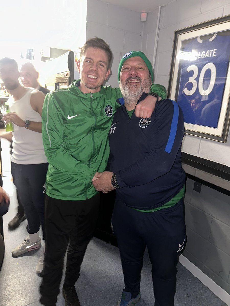AFCBentley2016's tweet photo. SINGING OOOH A DIDDY DIDDY DUM DIDDY DOO 💚💙 https://t.co/axuHIljiEb