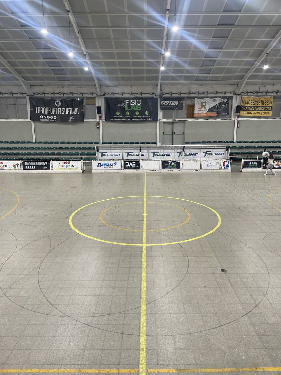 🔵🥅 FINAL! <a href="/cpvilanova/">CLUB PATÍ VILANOVA</a> 4-1 <a href="/HCSantJust/">HC SANT JUST</a> B > El Patí mosta solidesa i estructura per guanyar al Sant Just B. 3 gols de <a href="/Joselope18/">Lodasamba</a> i 1 de David Lecha permeten als vilanovins sumar de 3 i col·locar-se fora del descens. #okncat