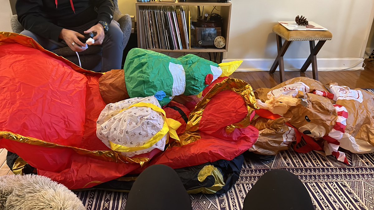 TherealDelor's tweet photo. Here’s hubby trying to fix my broken @MariahCarey inflatable 🥹😢 🦋😣 #MariahCollection30 #mariahszn #MerryChristmas30 #mariahcarey @amazon @AmazonHelp please help me get a new one.
🎄🎅🤶🦋🐑🙏🏽 https://t.co/jSP2w0zZX8