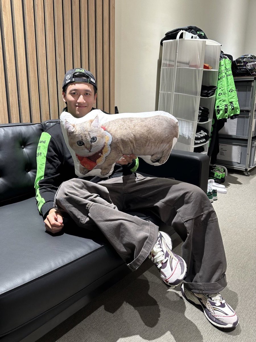 LANDO’S GIFT TO ZHOU FOR SECRET SANTA!!! HOW SWEET🥹🥹🥹