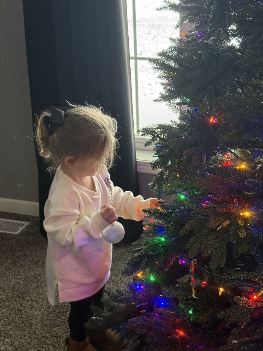 alishaj10's tweet photo. Getting ready for Christmas! @ratischh99 https://t.co/t9jE74pOC3