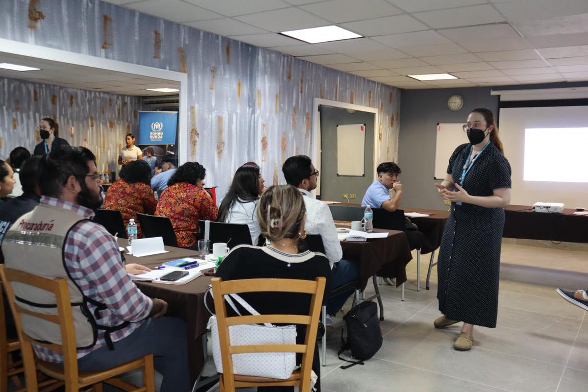 AcnurMexico's tweet photo. En Villahermosa, en el marco de los #16DíasDeActivismo, impartimos un taller sobre Estándares Mínimos de Violencia de Género en Emergencias. Autoridades, ONGs y sociedad civil se unieron para mejorar la atención y erradicar la violencia. 🧡 https://t.co/etj5wh4WgF
