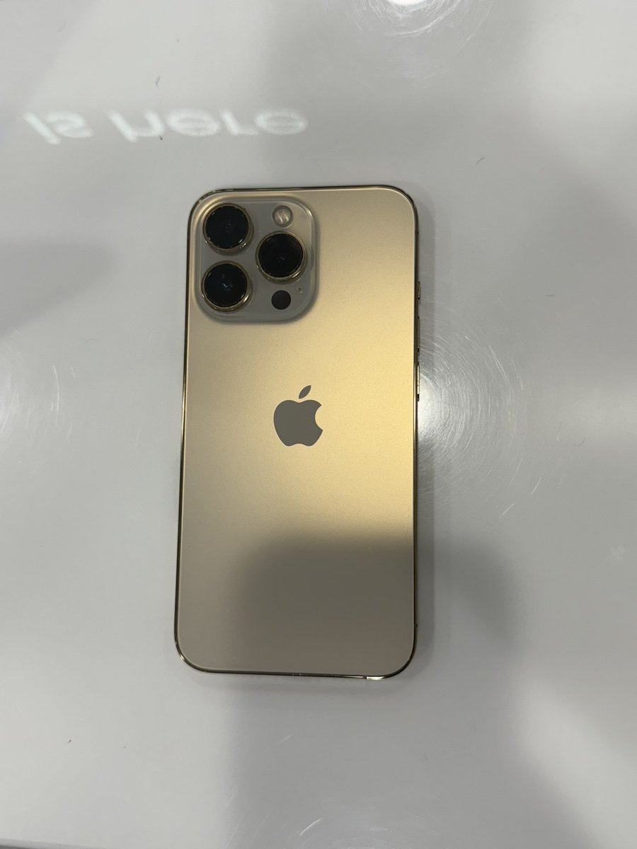 King_Scxtt's tweet image. iPhone For Sale 🗣🗣

Details: 
iPhone 13 Pro - Gold (Unlocked)
Gig: 256GB 
Condition: Pristine Condition 
Battery Life : 78%
Cost : $99,000.00 JMD 
*Comes with original charger

DM if interested