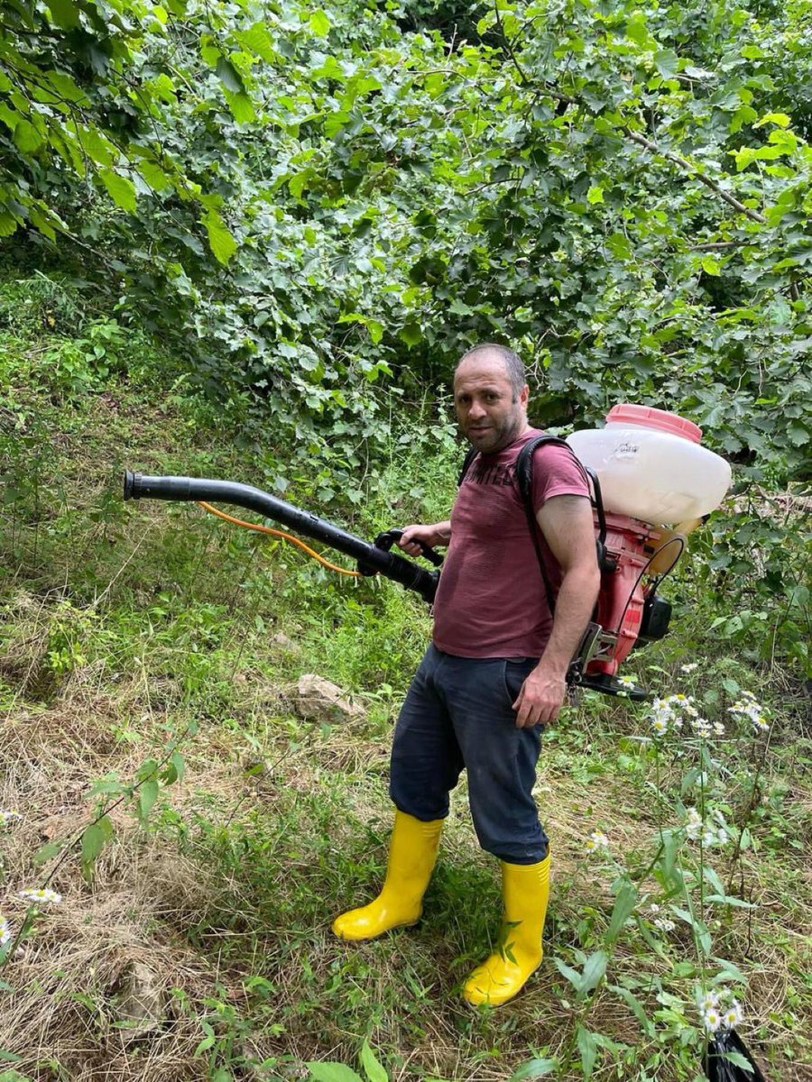 fatihcolak19831's tweet photo. Tarım zehiri bekleyerek yada yıkanarak geçen bir şey değil. Ağaç, bitki tümü yapraktan sulanabilir ve gübrelenebilir yapraktan beslenen bir bir bitki yapraktanda zehirlenebilir bu zehir mahsülün içerisine işler. Tek çare zehirsiz tarım #zehirsiztarımistiyoruz https://t.co/JU7WYmSrYe