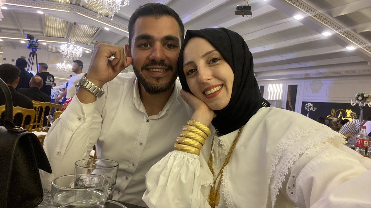 sen vallahi sevgilimsin. 
sen vallahi yerim yurdumsun.