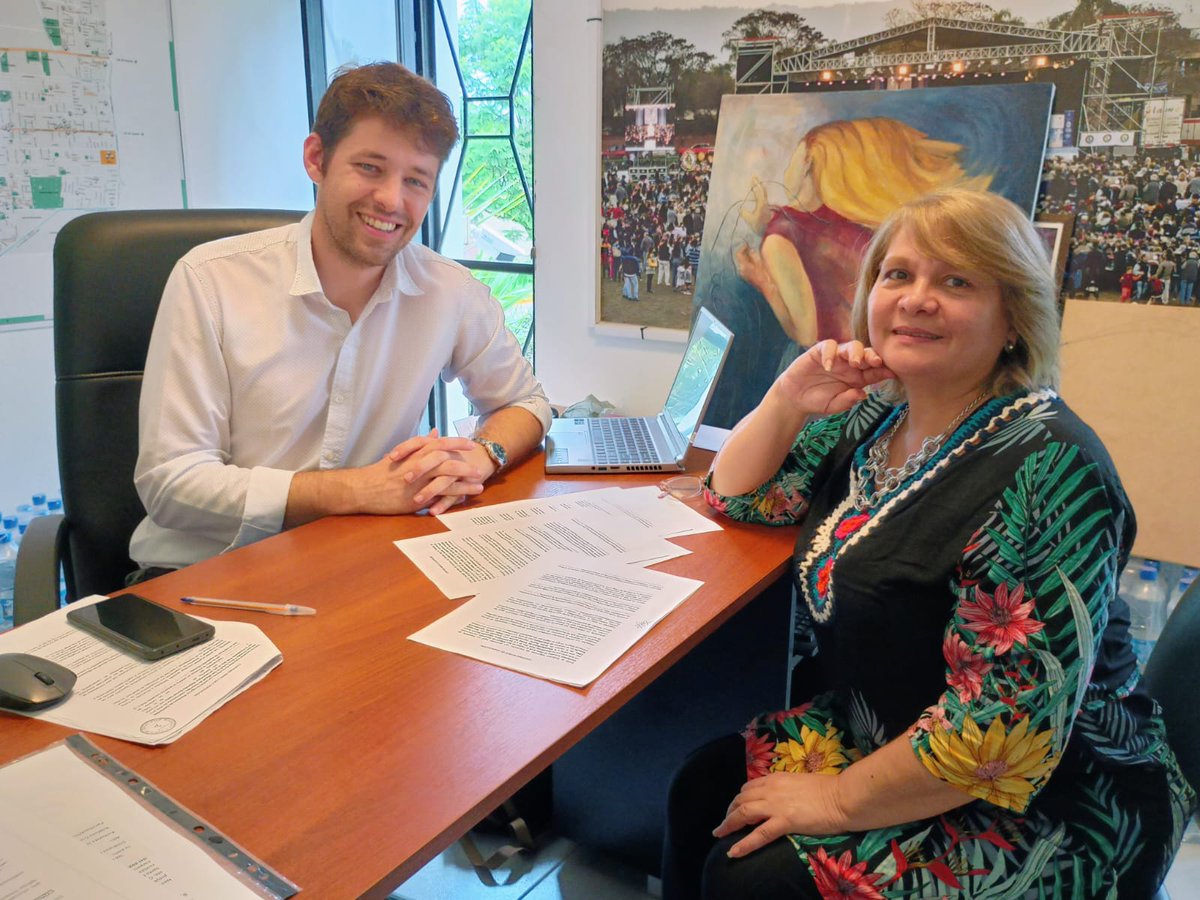 La municipalidad de Yerba Buena y la Sociedad Argentina de Escritores firman convenio para fomentar la escritura y la lectura en la ciudad.