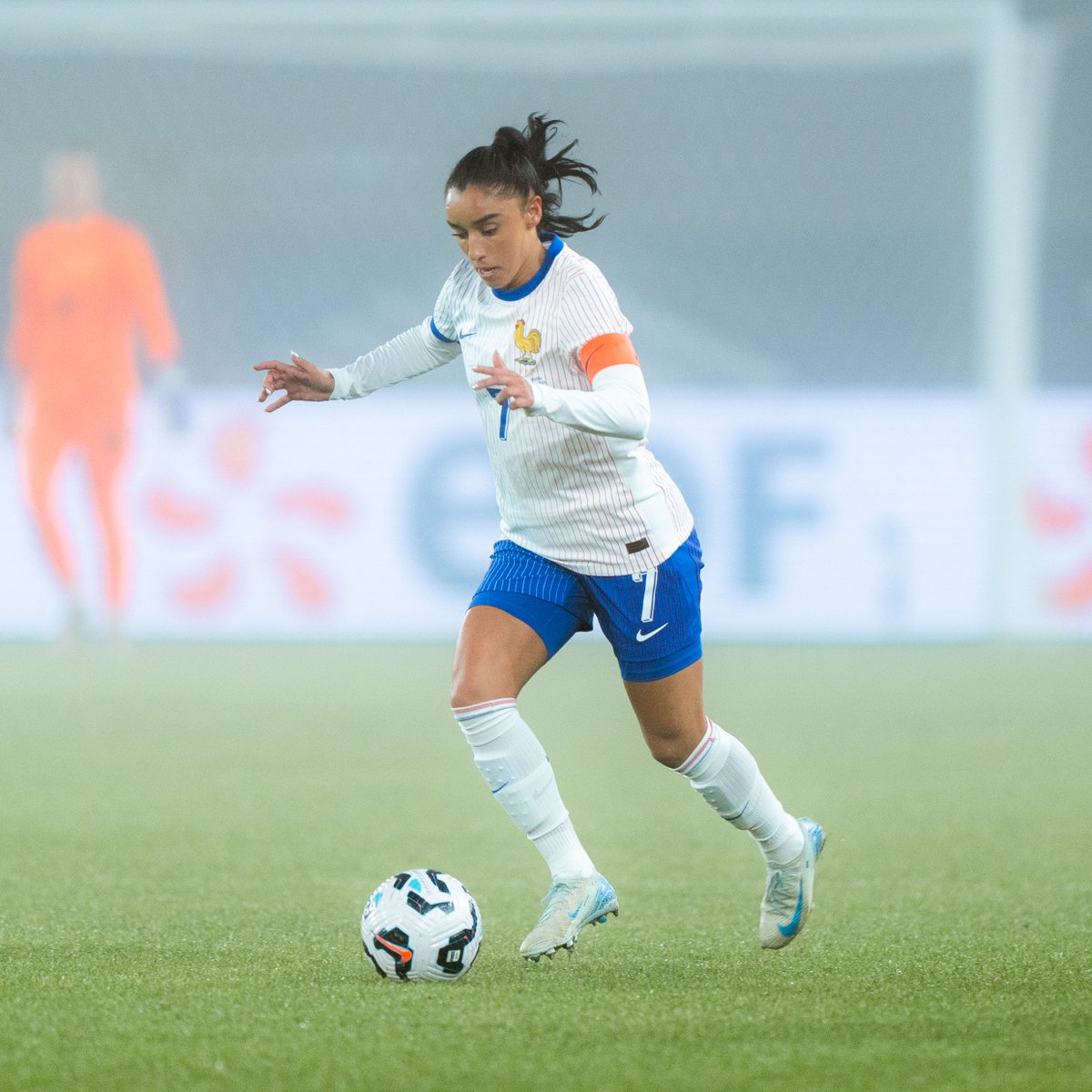 equipedefranceF's tweet image. 𝗖𝗮𝗽𝗶𝘁𝗮𝗶𝗻𝗲 𝗦𝗮𝗸𝗶' ©️🇫🇷
80 sélections en Bleue et le brassard qui va avec 💪

🇫🇷2-1🇳🇬 | #FRANIG | #FiersdetreBleues